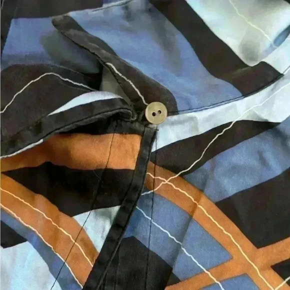 is silk top - Picture 6 of 8